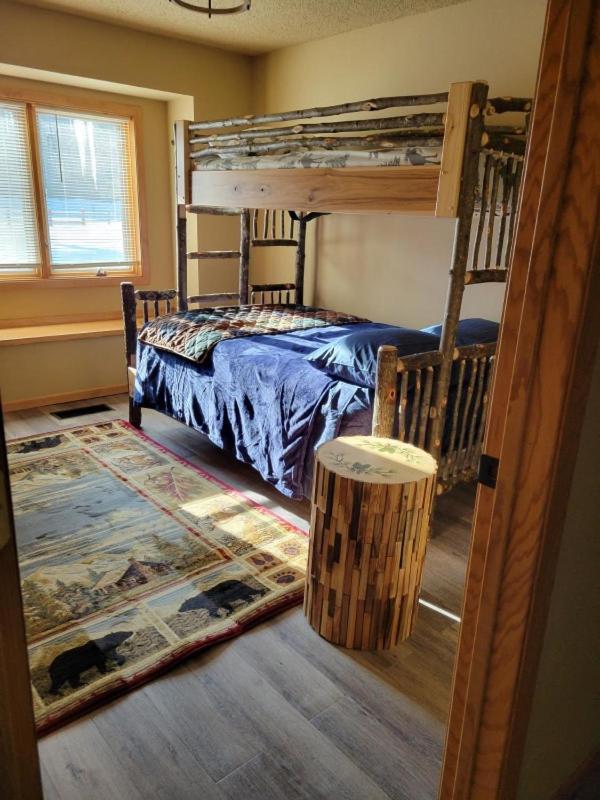 Whitetail Lodge Saint Germain Экстерьер фото