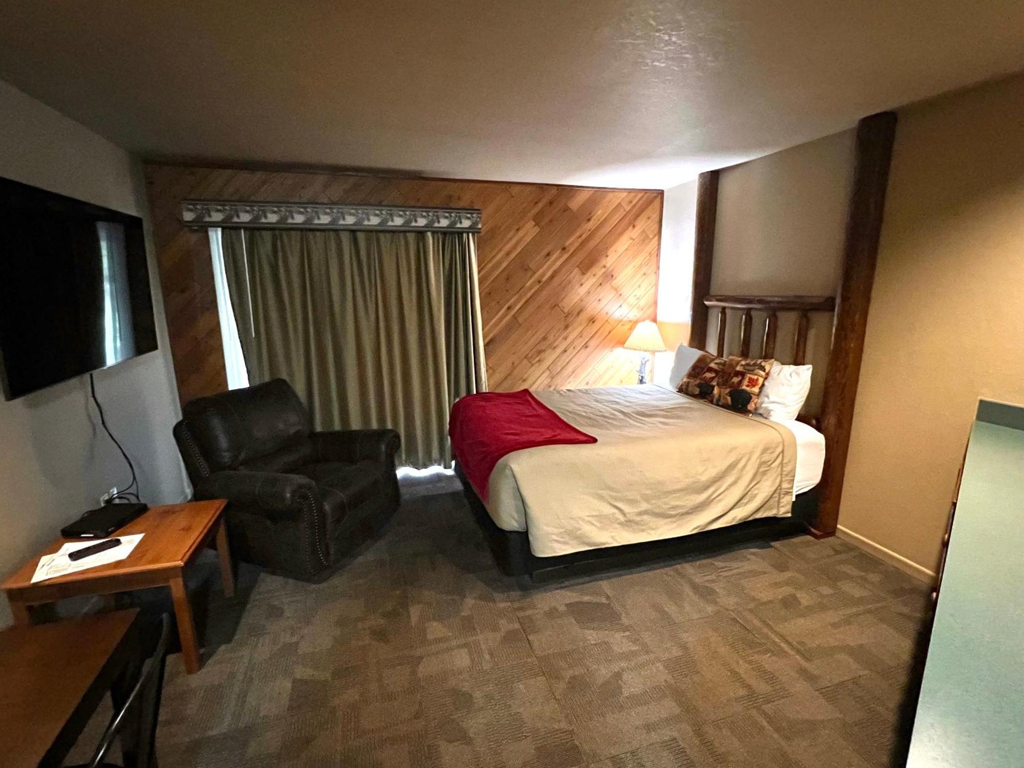 Whitetail Lodge Saint Germain Экстерьер фото