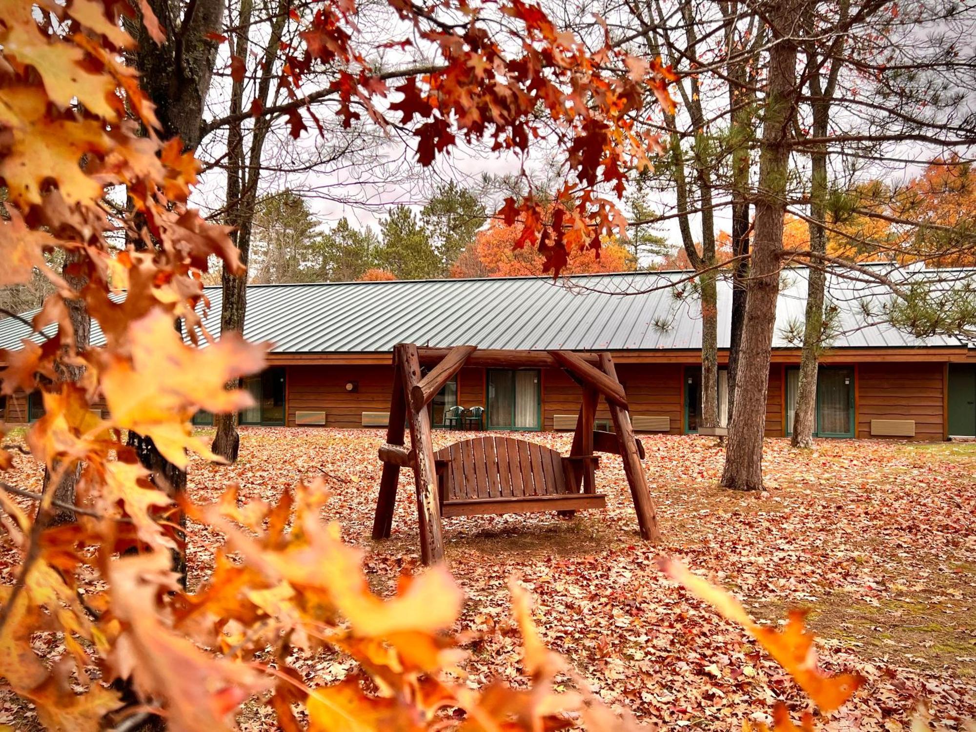 Whitetail Lodge Saint Germain Экстерьер фото